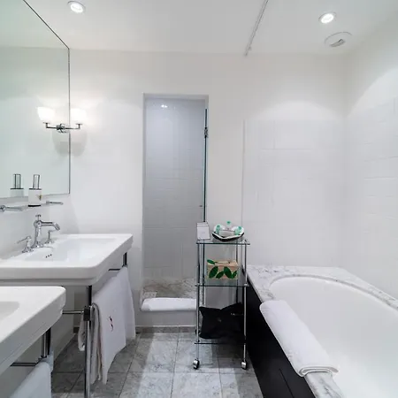 Le Y Hotell 4*