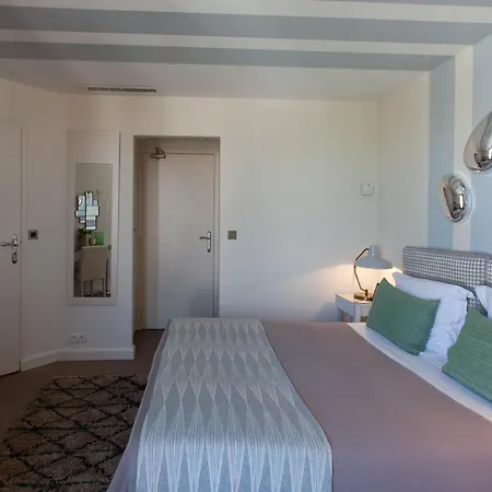 Le Y Hotel 4*