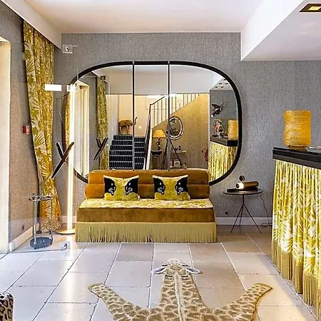 Le Y Готель 4*