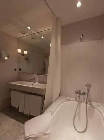 Le Y Готель